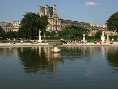 Louvre Reflection in the Bassin Rond.JPG